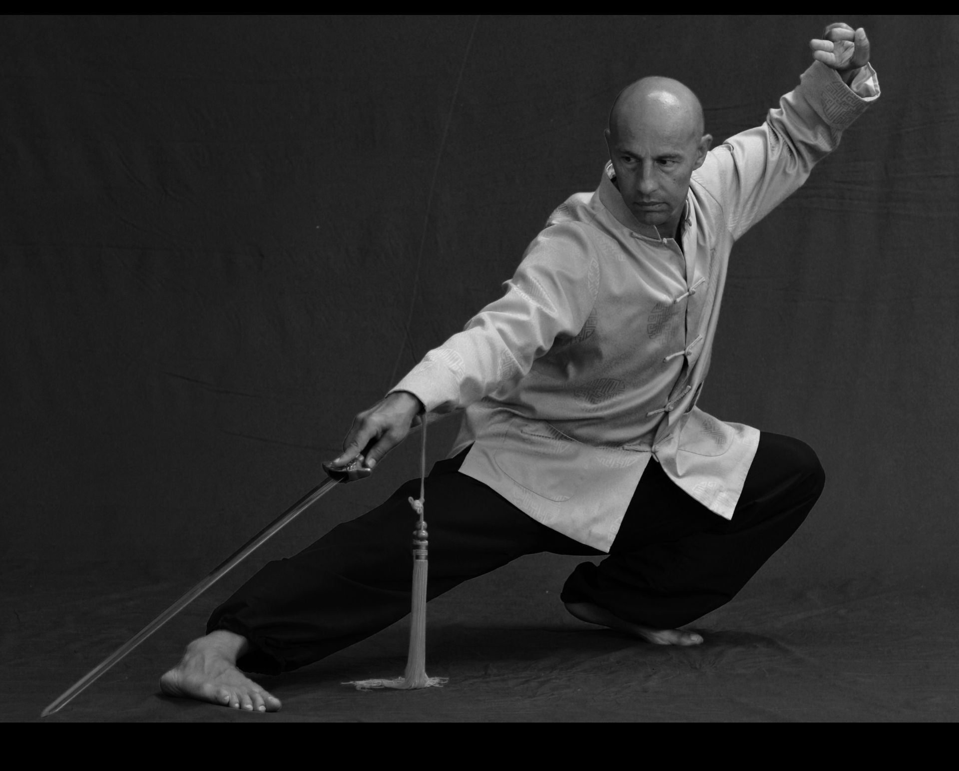 ZEN SHIN Dominique Sigillò in Taiji Pose mit Schwert