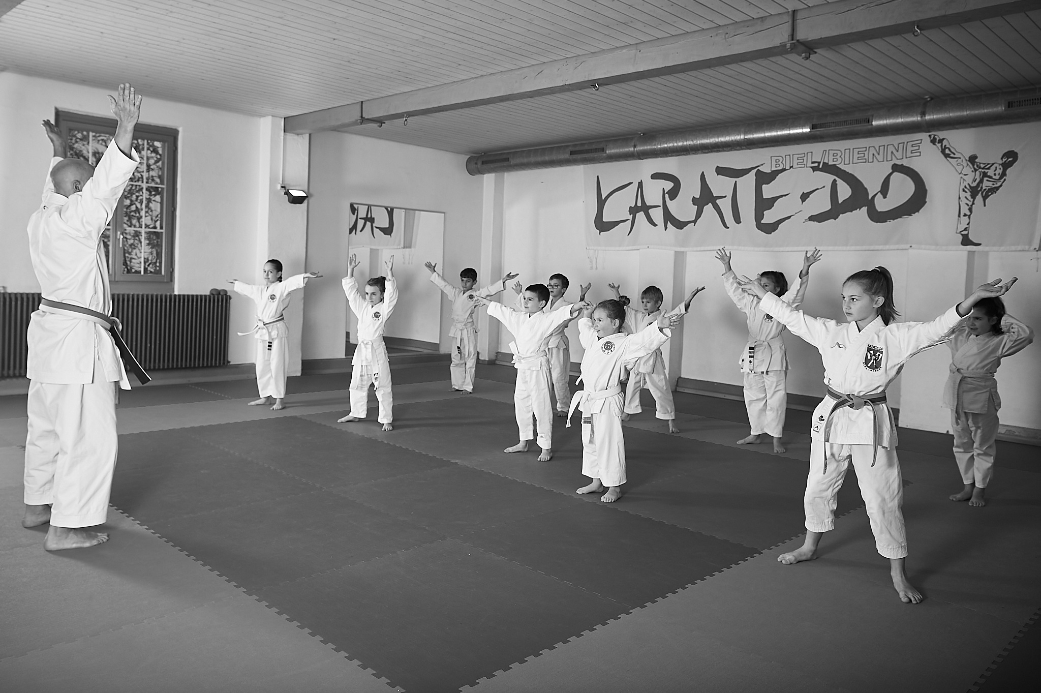 ZEN SHIN Karate U8 Bonsai Schueler trainieren zusammen Kata