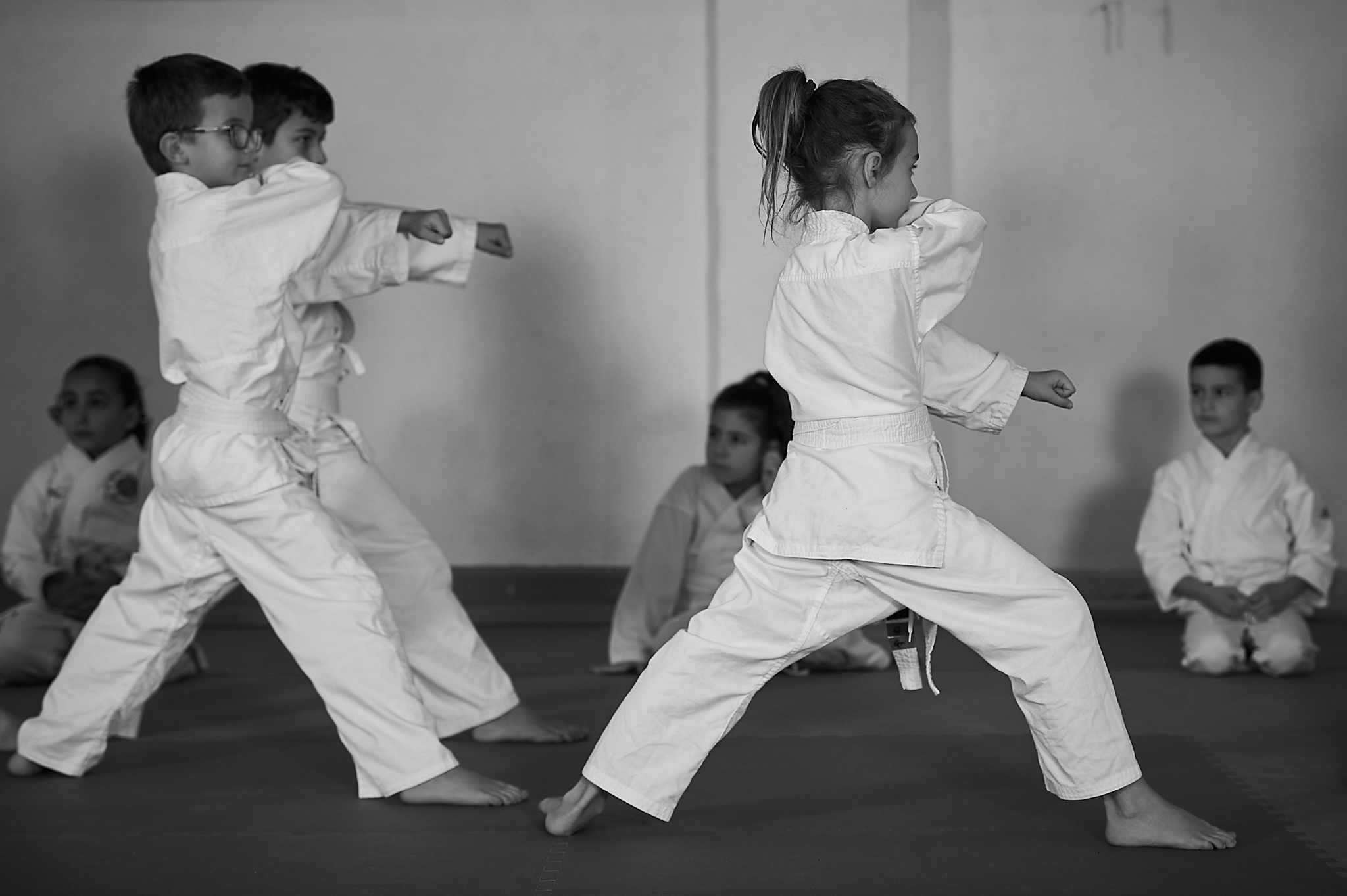 ZEN SHIN Karate U8 Bonsai Schueler trainieren zusammen Kata