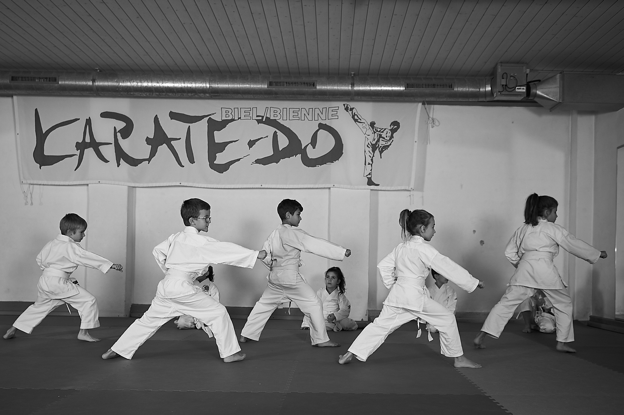 ZEN SHIN Karate U8 Bonsai Schueler trainieren zusammen Kata